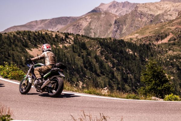 Randonnées moto en montagne: défis et conseils