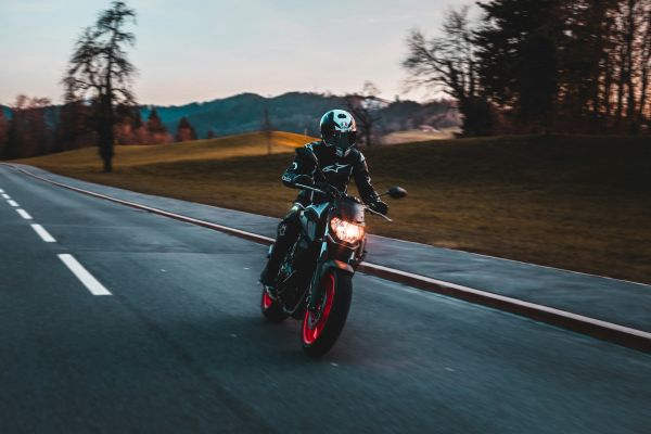 Voyager seul en moto : le guide complet